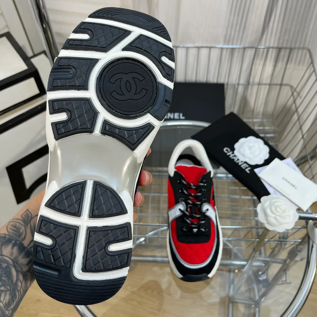 👟👟Ex-factory price 560👟👟 Chanel Chanel - 2022 counter top casual sports shoes This classic design; the upper is electro-embroidered with a variety of techniques; the outsole is fashionable and sporty; it is unusual to incorporate a variety of color matching elements... The diversified mix and match is very good-looking and versatile, casual, fashionable, sports and outdoor can be taken into account... ꫛꫀꪝ Go➫ Material: ❶Upper is made of: Original imported high mercerized smooth cow suede + electric embroidery technology + imported breathable mesh ❷Inner use: original imported breathable mesh ❸Outsole based on: original TPU combination outsole Counter boutique packaging complete set for women 35–42 men 38–46